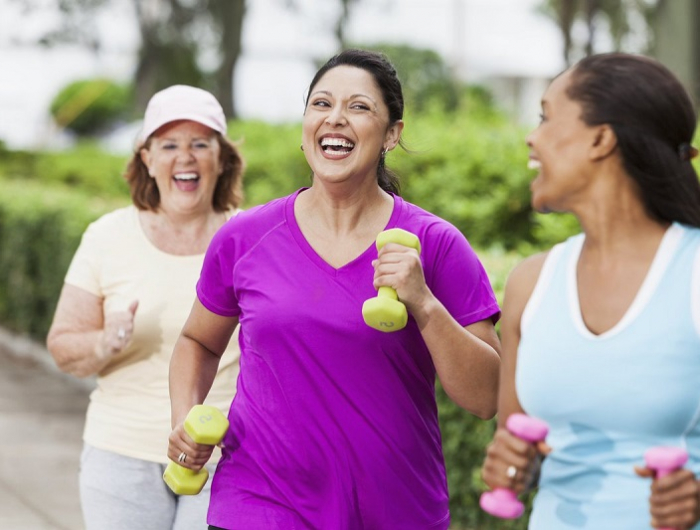 cholesterinwerte frauen ab 60 drei damen treiben sport