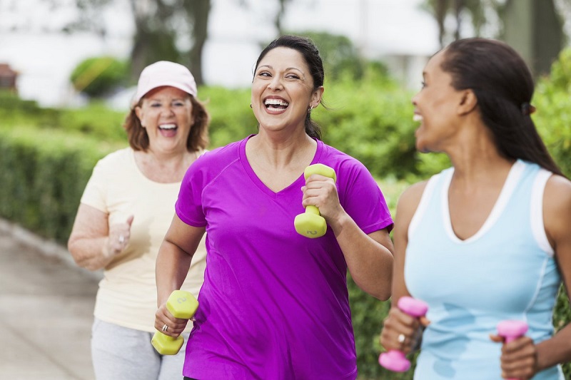 cholesterinwerte frauen ab 60 drei damen treiben sport
