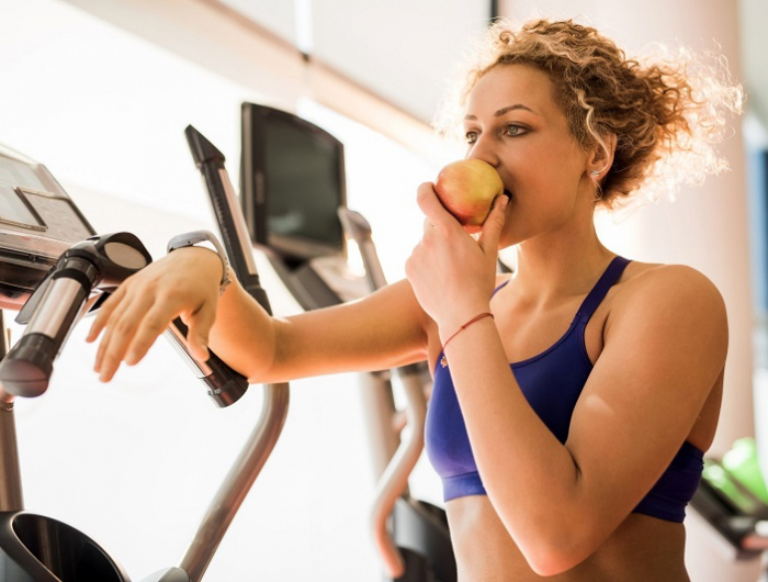 cholesterinwerte senken sport machen im fitnessstudio