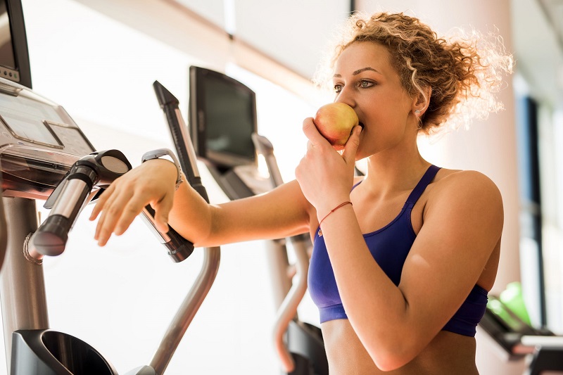 cholesterinwerte senken sport machen im fitnessstudio