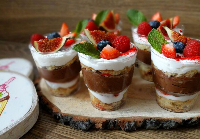 dessert im glas mit erdbeeren nachtisch mit erdbeeren.jpg