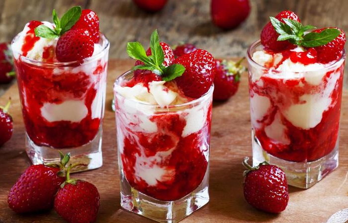 eine aktuelle idee schnelles dessert mit erdbeeren im glas zubereiten.jpg