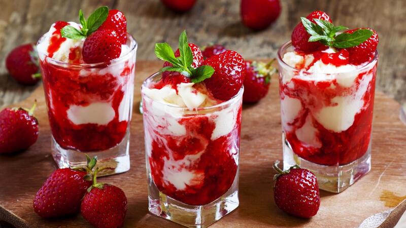 eine aktuelle idee schnelles dessert mit erdbeeren im glas zubereiten.jpg