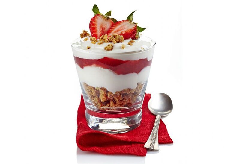 eine wunderbare aktuelle idee für sommerliches dessert im glas mit erdbeeren und mascarpone.jpg