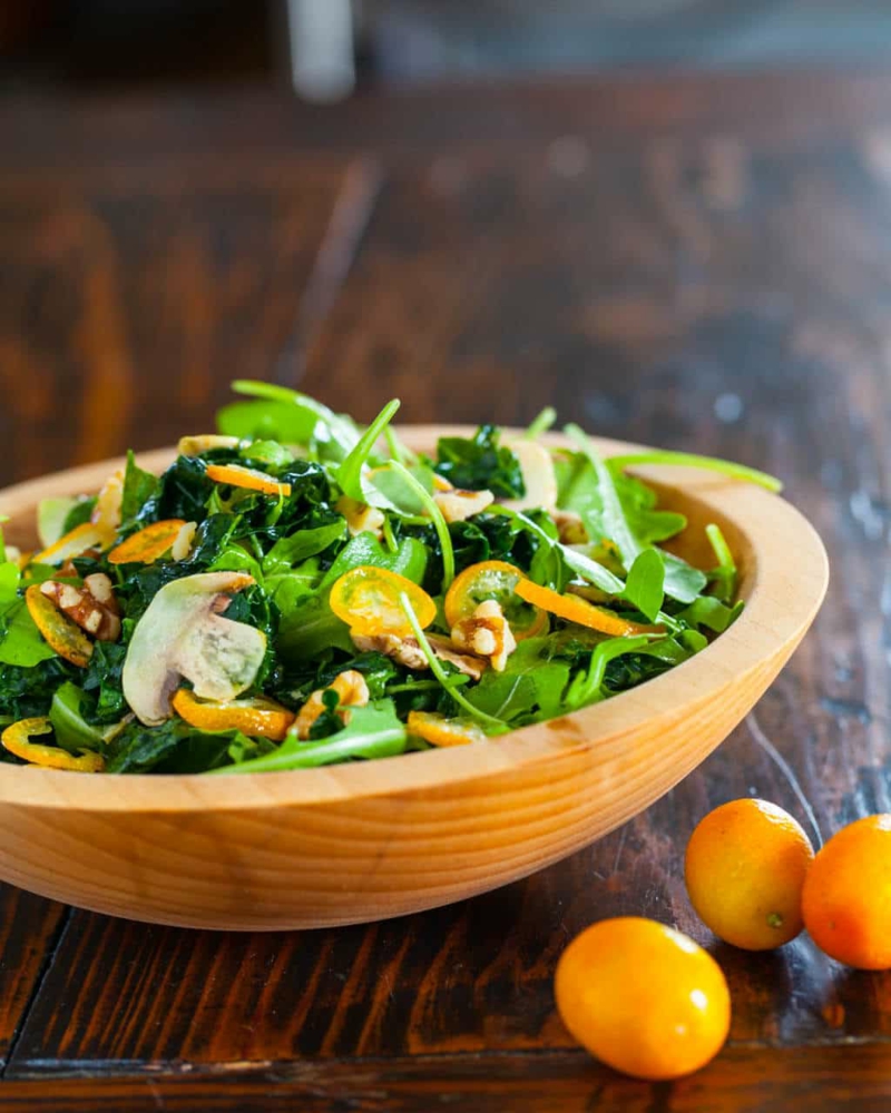 gesunde ernährung grünkohl und kumquat frucht salat