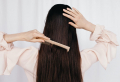 Haarkur für den Frühling: Pflege bei trockenem Haar und Haarausfall