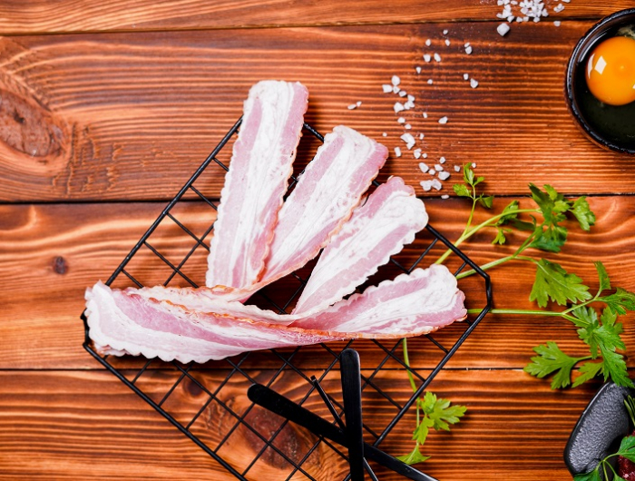 hackbraten mit bacon bacon schnitte von oben fotografiert