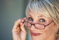 Moderne Frisuren für Damen mit Brille ab 60, die jünger machen