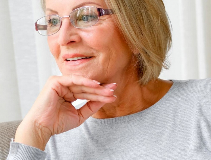 kann man mit 60 noch lange haare tragenfrisuren für ältere damen ab 70 kinnlanger blonder schnitt frau mit brille