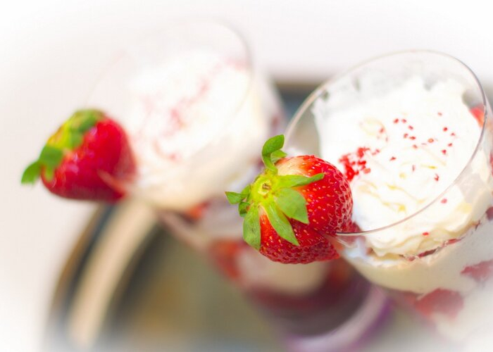 machen sie für valentinstag ein dessert mit erdbeeren im glas.jpg