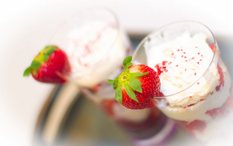 machen sie für valentinstag ein dessert mit erdbeeren im glas.jpg