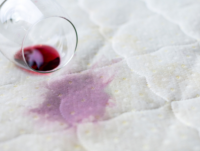 matratze reinigen natron flecken aus matratzen entfernen rotwein flecken reinigen