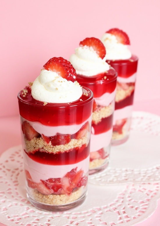 neue idee für sommerliches dessert mit erdbeeren im glas selber zubereiten.jpg