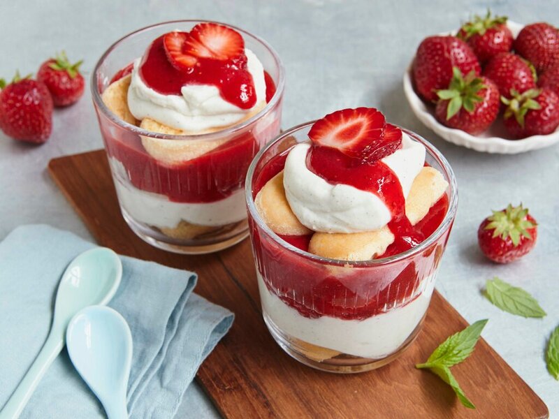 probieren sie selber erdbeer dessert im glas zubereiten für valentinstag idee.jpg