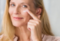 Augen schminken ab 50: Welche Pflege und Make-up braucht die reife Haut?