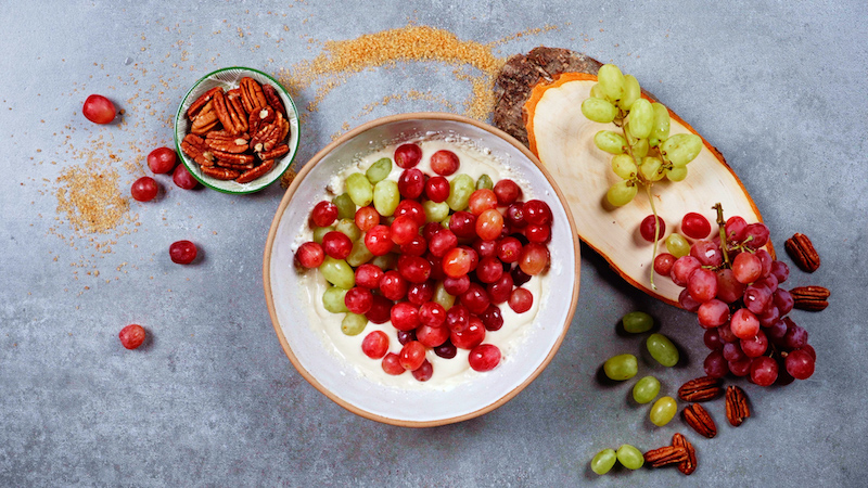 salat mit weintrauben traubensalat rezept schuessel mit frischen weintrauben rot weiß kaese