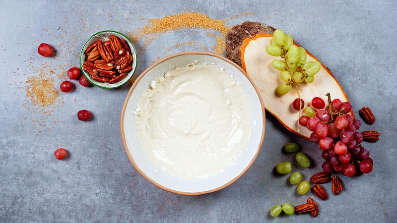 salat mit weintrauben und frischkaese rezept salat mit weintrauben rezept frischkaese sauerrahm in schuessel mischen