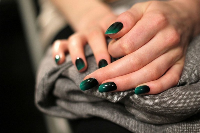sind gelnägel im trend welcher nagellack ist trend emeraldgrün ombre nagellack