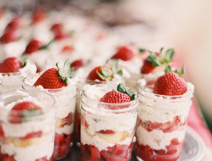 sommerliches dessert im glas mit erdbeeren und mascarpone selber zubereiten.jpg