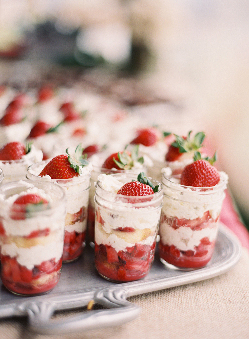 sommerliches dessert im glas mit erdbeeren und mascarpone selber zubereiten.jpg