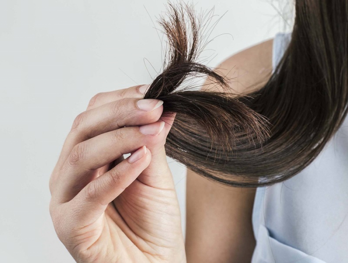 strapaziertes haar haarkur und regelmaessiger schnitt von haarspitzen
