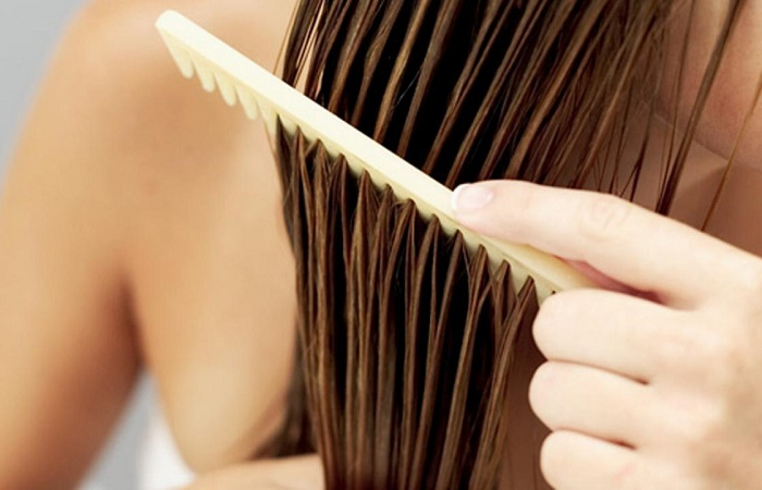 strohige haare mit haarkur pflegen haarkamm verwenden