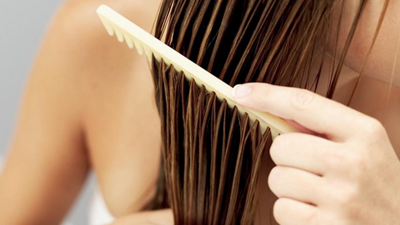 strohige haare mit haarkur pflegen haarkamm verwenden
