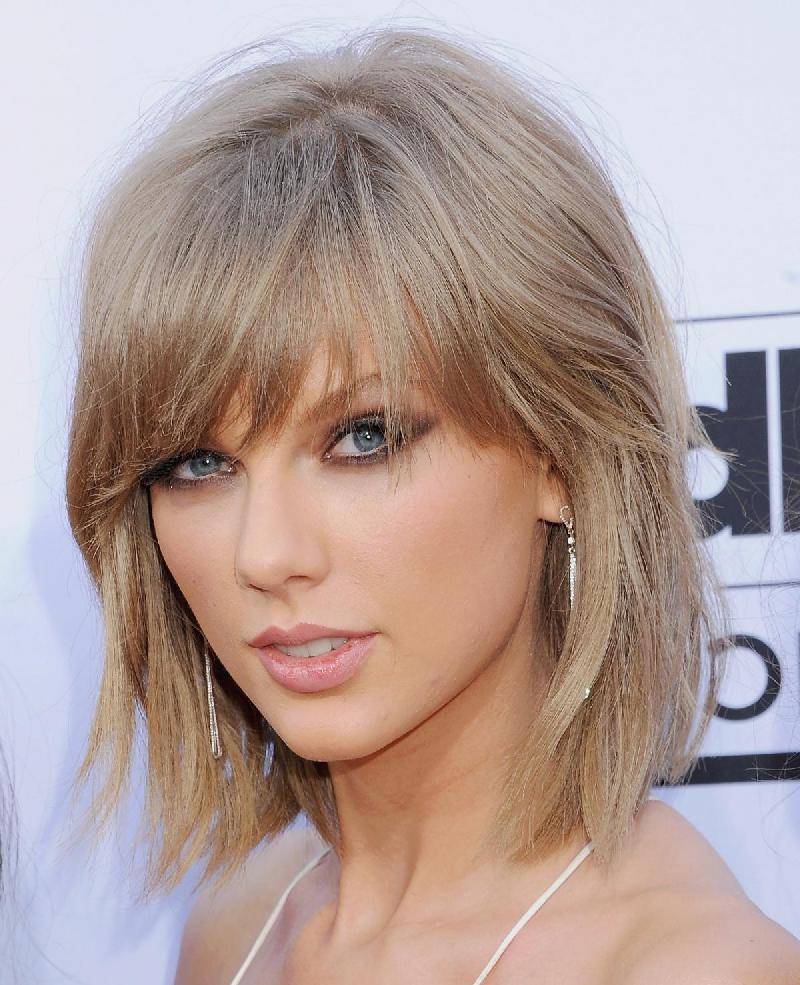 stufiger bob mit schrägem pony taylor swift