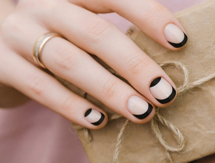 was für eine nagellackfarbe steht mir welche nagelform ist 2021 modern nageldesign trends 2022 french nails schwarz weiß