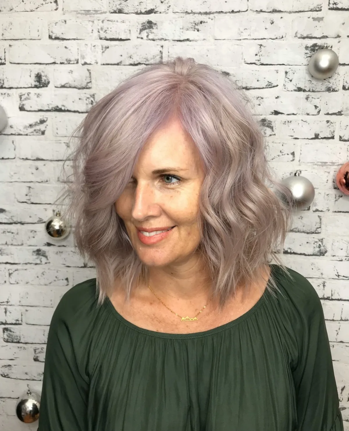 wavy lob ueber 50 jahren in pastell lavendel haarfarbe