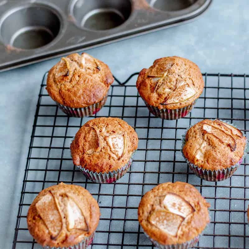 weihnachtsmuffins joghurt muffins muffins apfel gebackene apfel zimt muffins auf backofen gitter kühlen