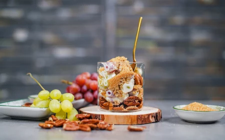 weintrauben feta salat traubensalat rezept salat mit trauben pekannuesse frischkaese in glaeser