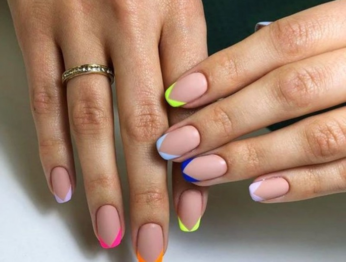 welche nagellackfarben sind 2022 im trend french nails 2022 minimalist mit farben