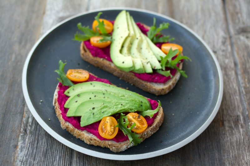 5 toast mi avocado und rote beete gesunde snacks zum abnehmen