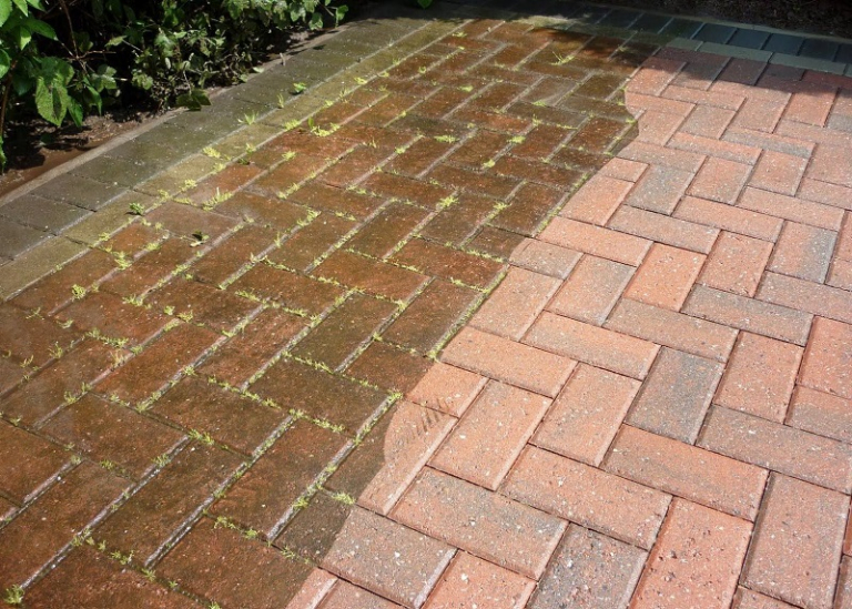 Wie Sie den Grünbelag an der Hauswand und auf der Terrasse entfernen ...