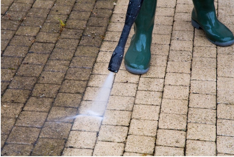 bodenvorbereitung im fruehling fuer den gartenanbau