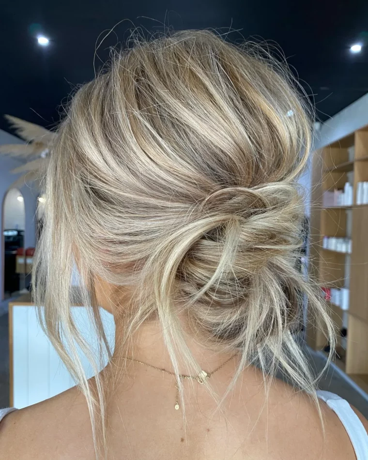 cooler messy bun auf blonden haaren mit balayage