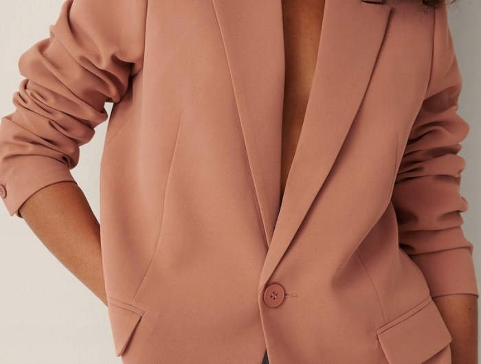fashion trends 2022 damenmode 2022 was traegt man im fruehling 2022 fraum mit jeans und oversized blazer rosa beige