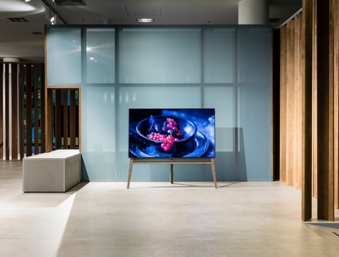 flachbildschirm reinigen fernseher im grossen und modernen wohnzimmer