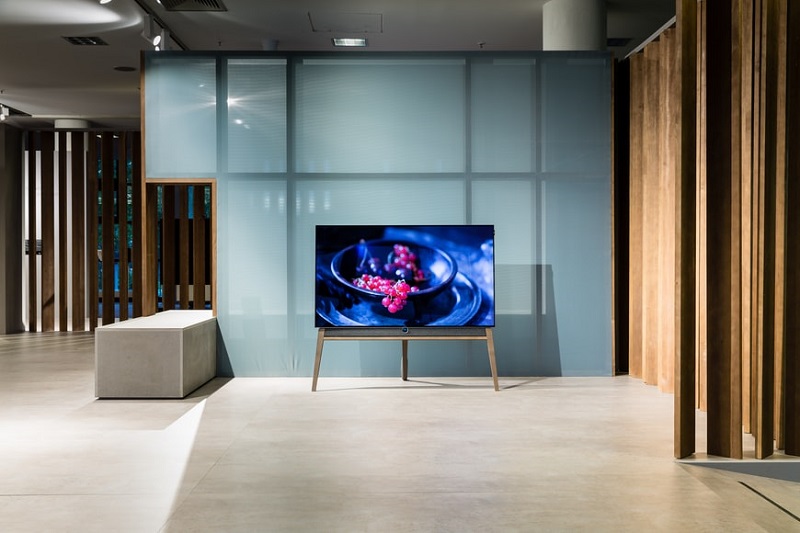flachbildschirm reinigen fernseher im grossen und modernen wohnzimmer