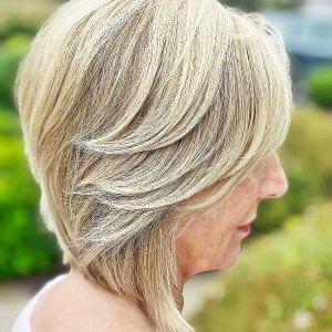 flotte frisuren fuer frauen ab 50 blonder gestufter feather bob mit pony thehairartista