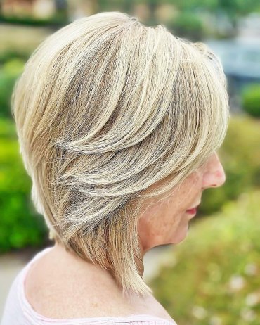 flotte frisuren fuer frauen ab 50 blonder gestufter feather bob mit pony thehairartista