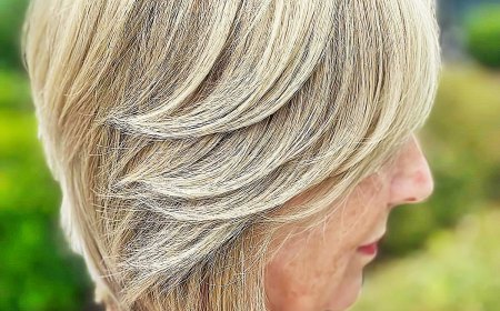 flotte frisuren fuer frauen ab 50 blonder gestufter feather bob mit pony thehairartista