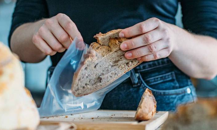gefrorenes brot auftauen toastbrot richtig einfrieren frische brotscheiben in plastiktüten einfrieren