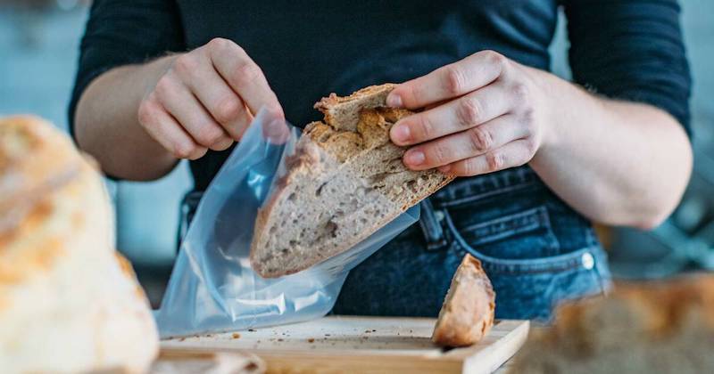 gefrorenes brot auftauen toastbrot richtig einfrieren frische brotscheiben in plastiktüten einfrieren
