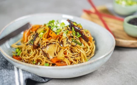 gemuesespaghetti im teller auf dem granittisch