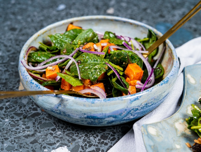 gesunder salat mit einfachem salatdressing abendessen