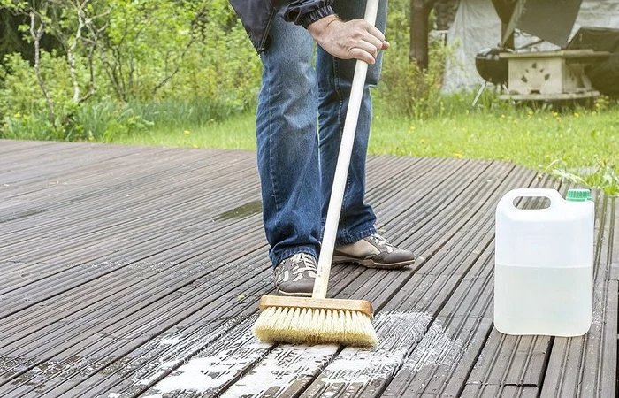 gruenbelag entfernen schmierseife und schrubber fuer boden verwenden