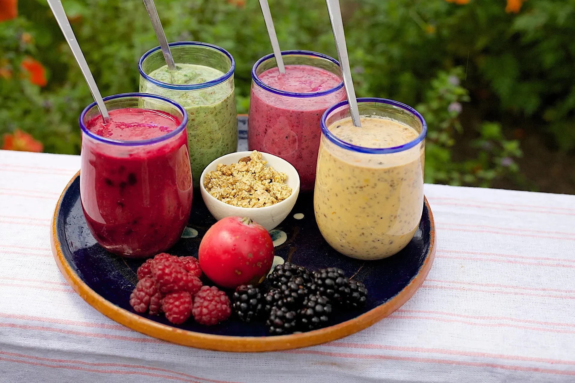 hier sind die besten rezepten fuer fettverbrennende smoothies zum abnehmen