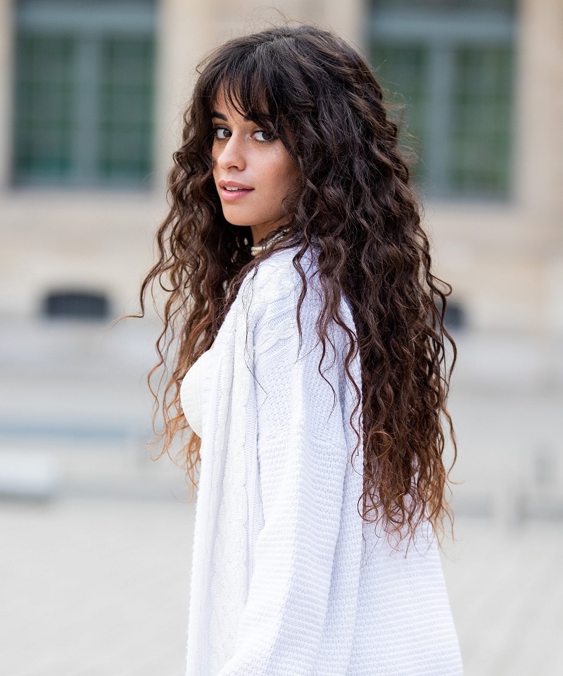 long bob mit pony camila cabello lange dunkelbraune haare